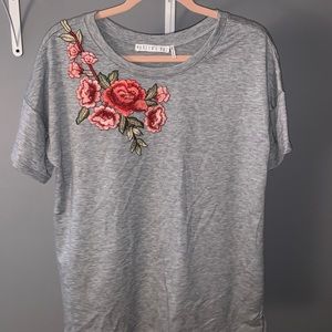 Grey T-shirt with rose appliqué